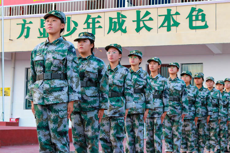 全封閉軍事化學校小學(封閉式學校一學期多少錢)