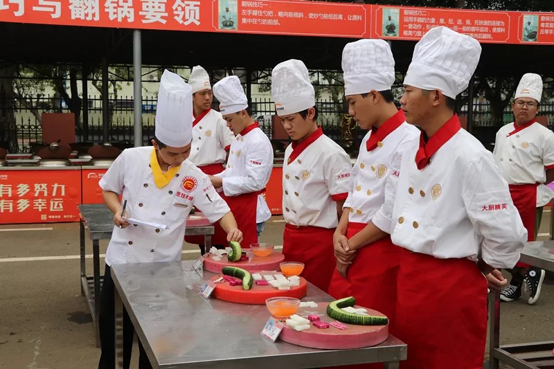 初中畢業(yè)想學(xué)廚師上哪個(gè)學(xué)校(學(xué)廚師在哪里學(xué)最好)