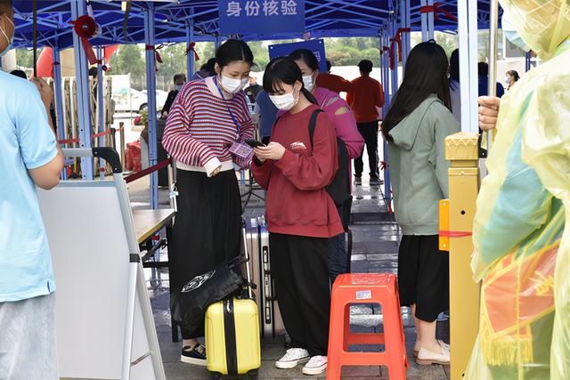 成都工貿(mào)職業(yè)技術(shù)學院學費(成都市工業(yè)職業(yè)技術(shù)學校財貿(mào)校區(qū))