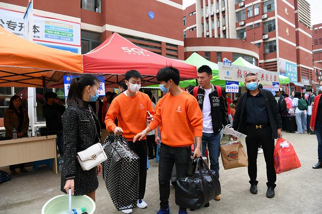 成都工貿(mào)職業(yè)技術(shù)學院學費(成都市工業(yè)職業(yè)技術(shù)學校財貿(mào)校區(qū))