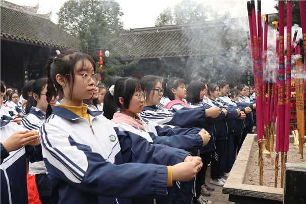 眉山旅游學校(峨眉山市旅游學校圖片)