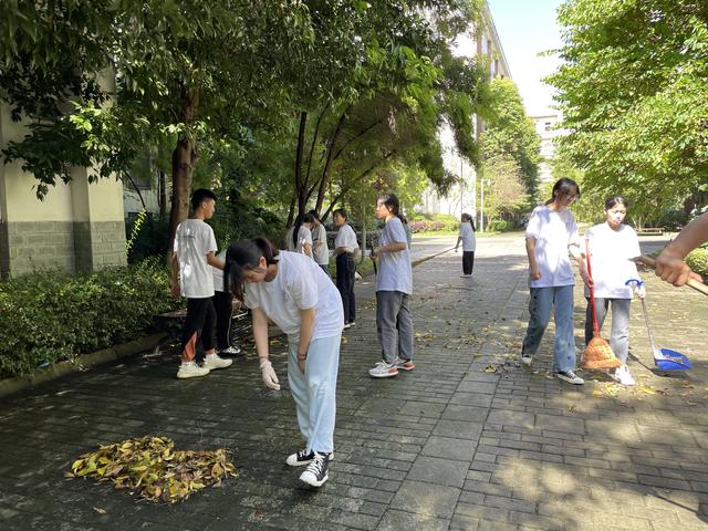 四川省旅游職業(yè)學(xué)校(?？诼糜温殬I(yè)學(xué)校)